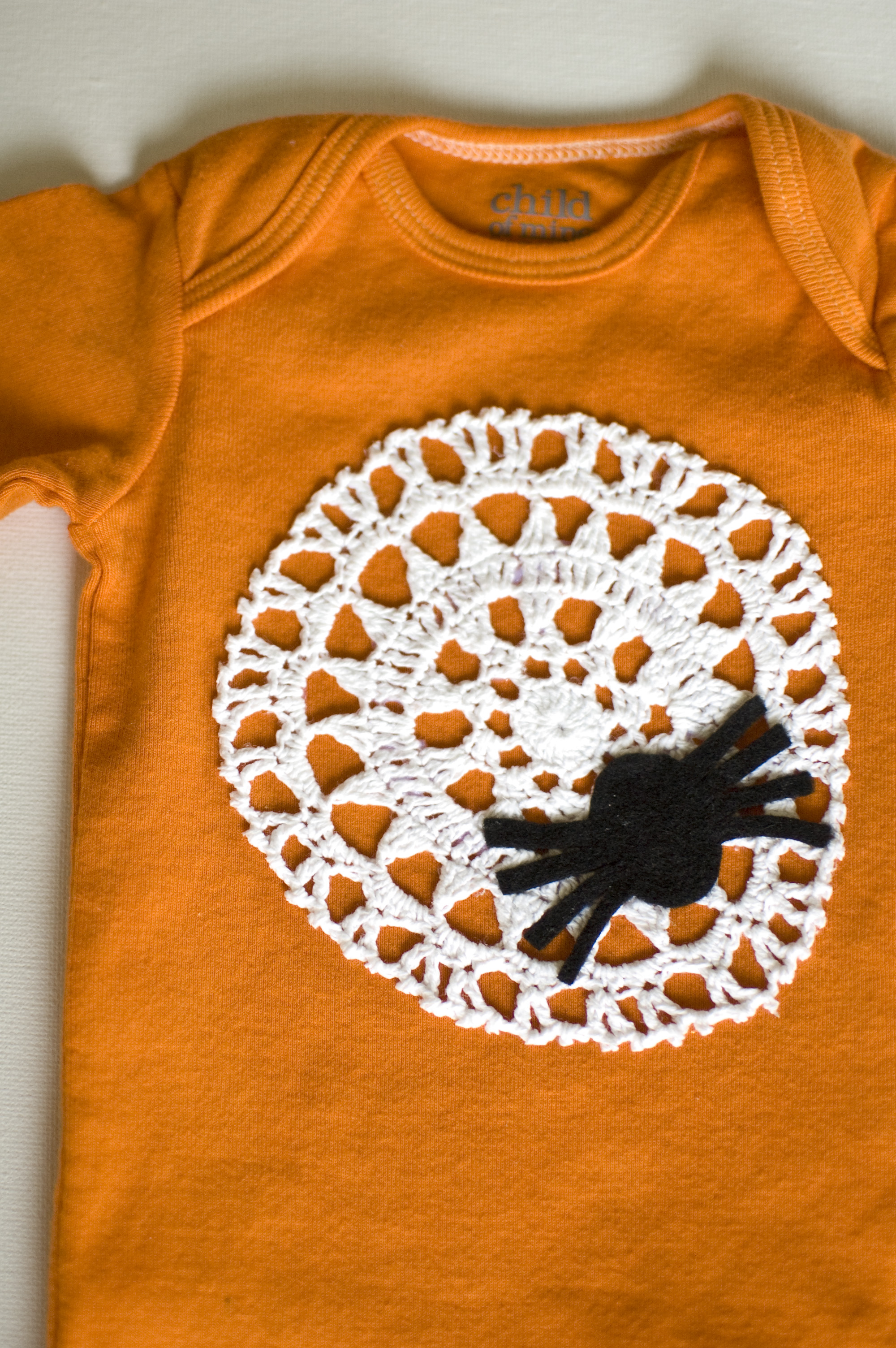 diy Halloween baby onesie with spiderweb and spider